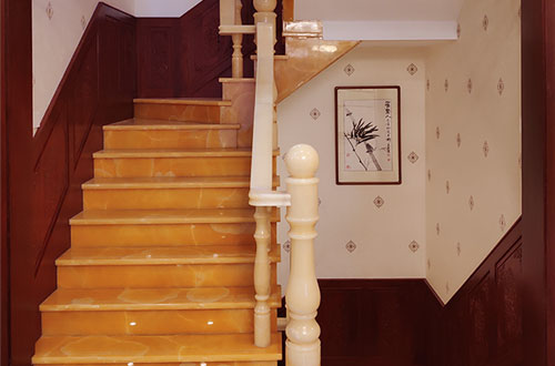 西峰中式别墅室内汉白玉石楼梯的定制安装装饰效果